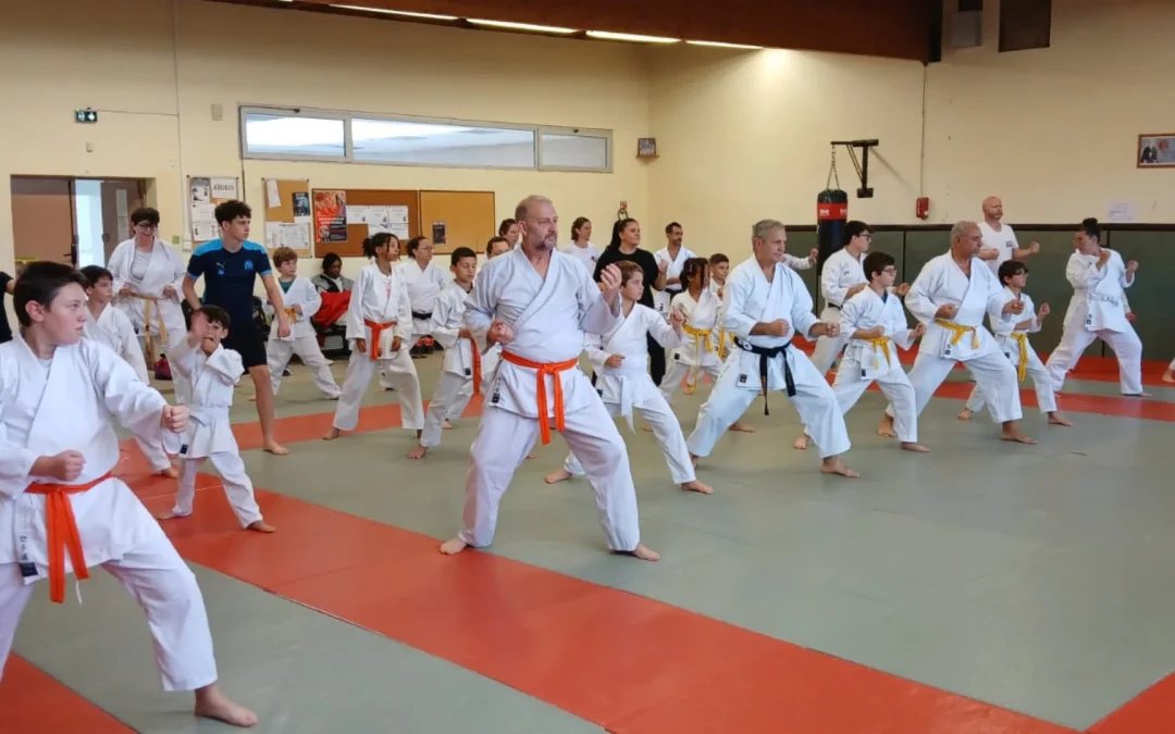 Adultes, enfants et parents sur le tatami à l&rsquo;occasion de l&rsquo;assemblée générale 2025
