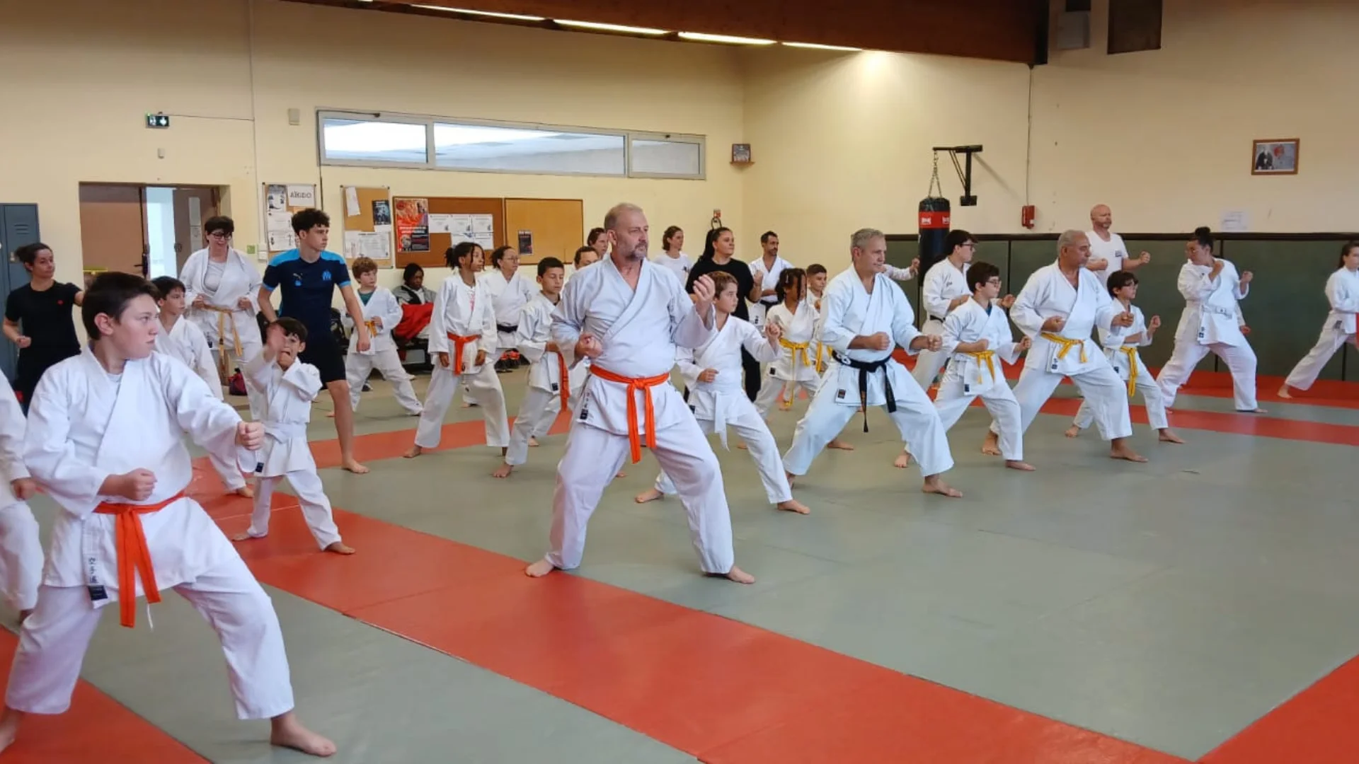 Adultes, enfants et parents sur le tatami à l’occasion de l’assemblée générale 2025
