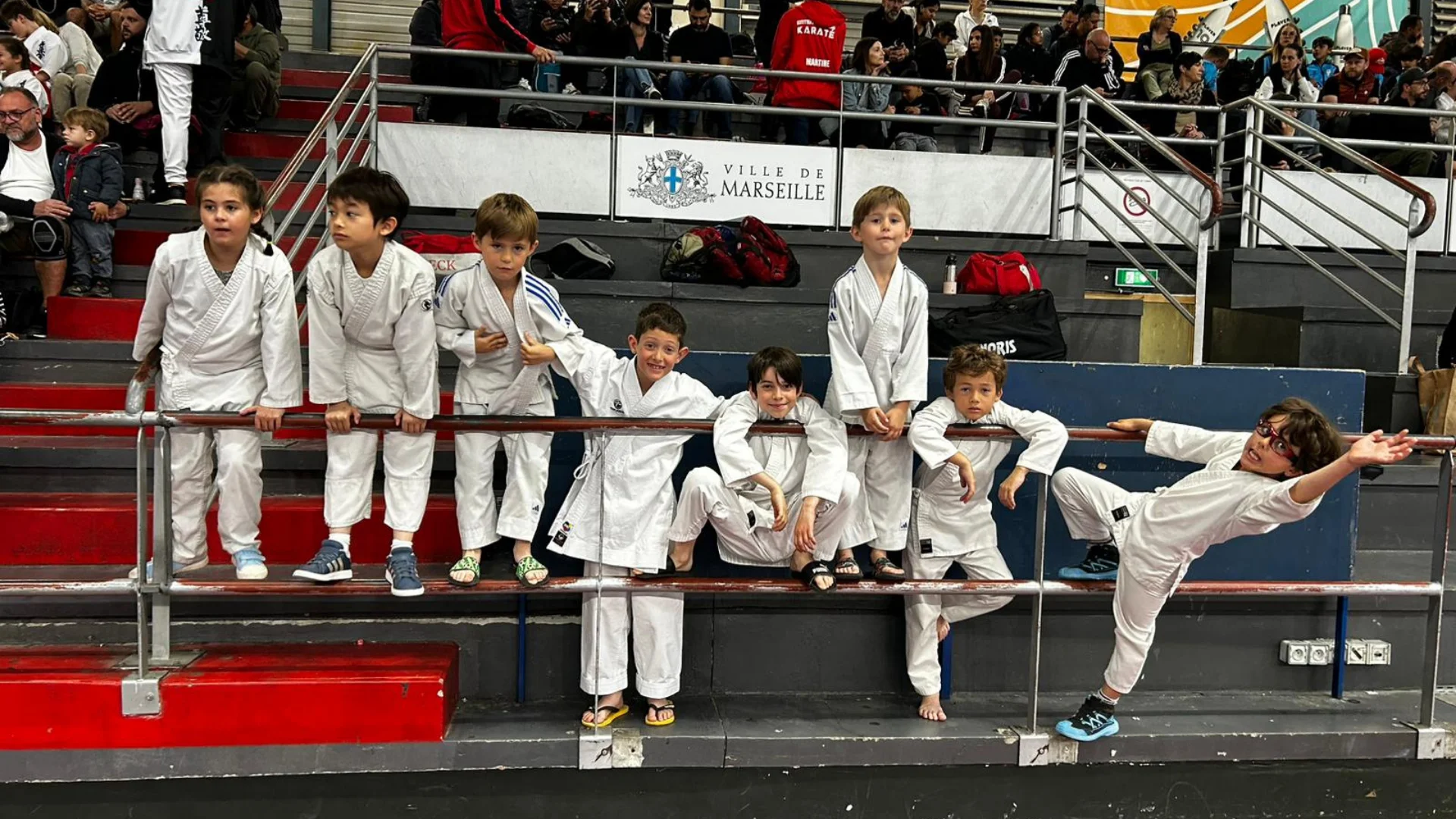 Des enfants à la compétition de karaté sur Marseille