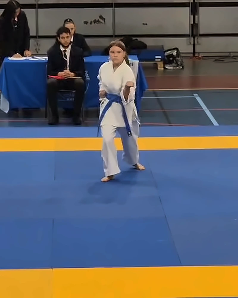 Compétitrice du club en kata sur le tatami à Marseille, photo 3