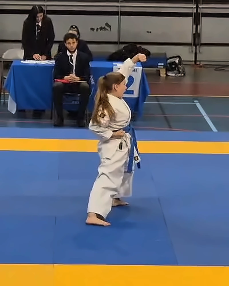Compétitrice du club en kata sur le tatami à Marseille, photo 4