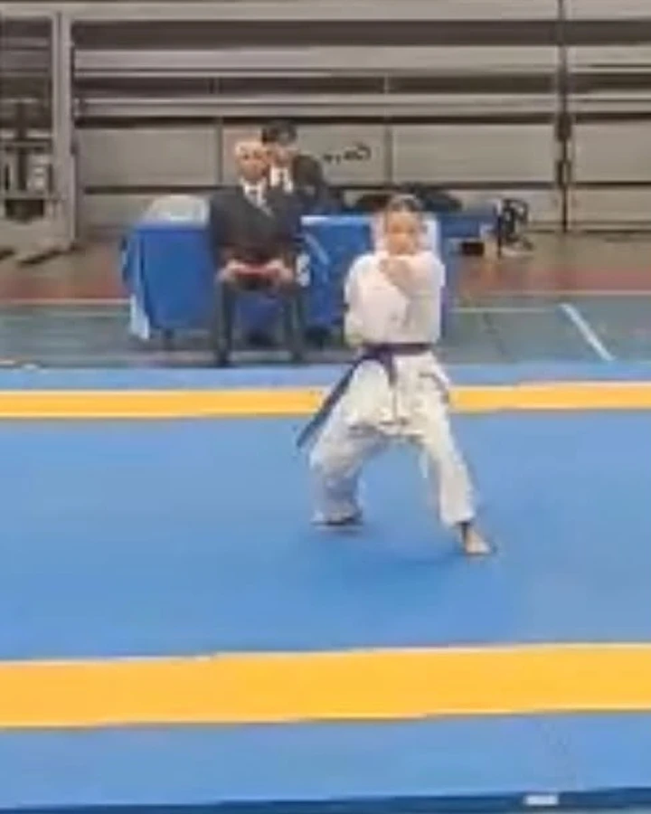 Compétitrice du club en kata sur le tatami à Marseille, photo 5