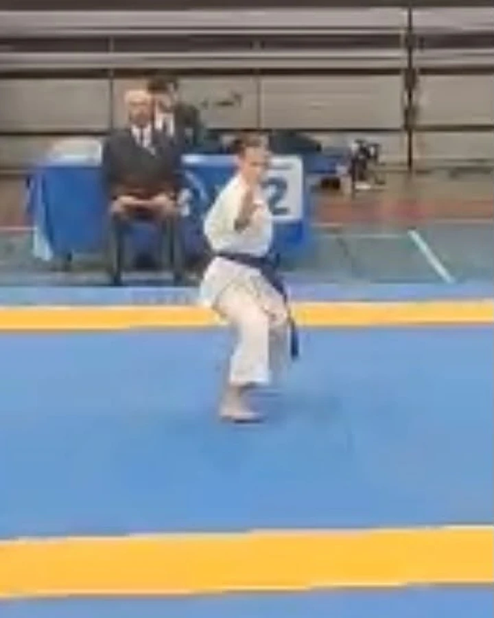 Compétitrice du club en kata sur le tatami à Marseille, photo 6