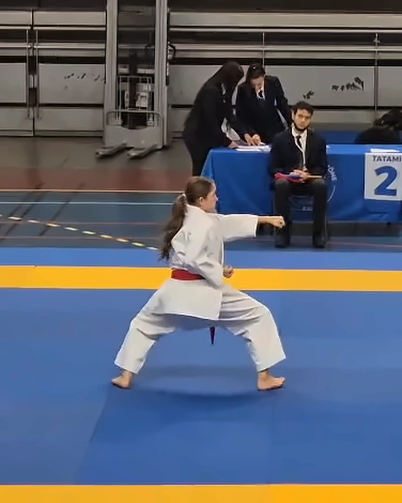 Compétitrice du club en kata sur le tatami à Marseille, photo 1