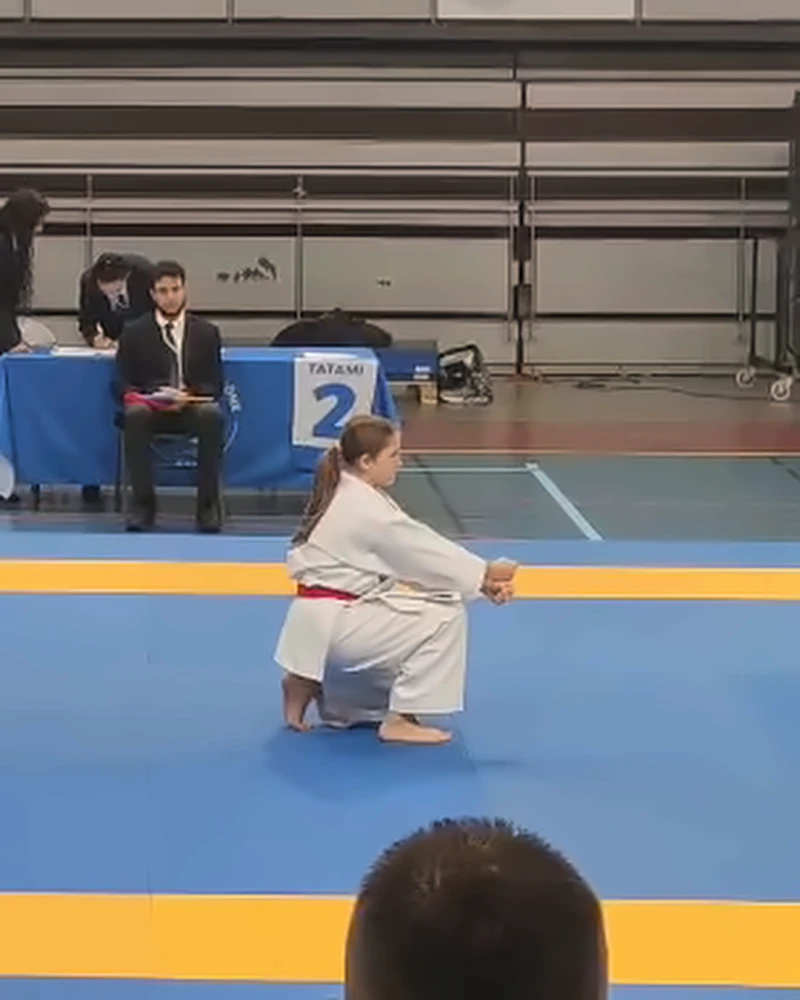 Compétitrice du club en kata sur le tatami à Marseille, photo 2